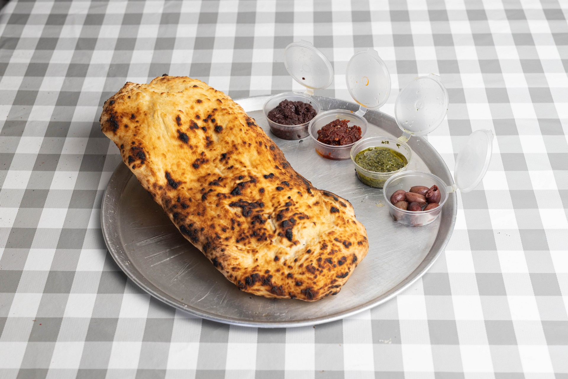 פוקצ'ה עם ממרחים וזיתים