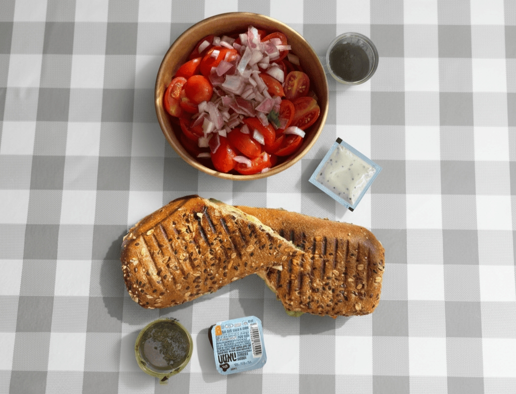 טוסט פסטו / עגבניות עם סלט עגבניות ובצל בצד